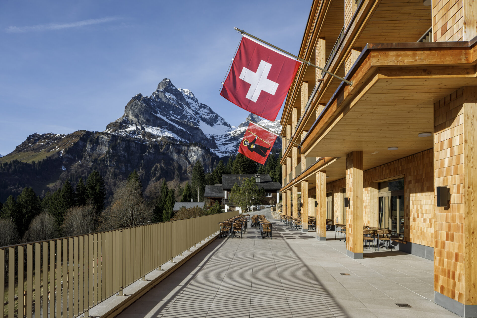 Panoramahotel Braunwald die ruhige Terrasse mit Panorama Alpenblick